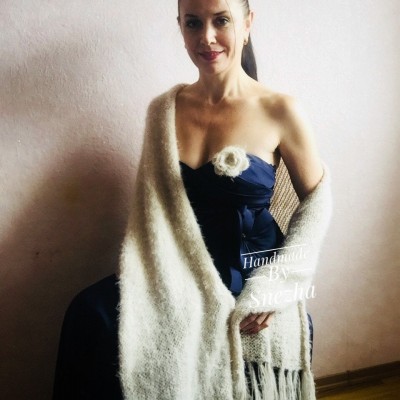 Wedding Shawl, Winter wedding, Bridal shawl, Bridesmaid Wrap, Cover up Ivory Wedding Shawl Fuzzy triangle shawl fringe knitted Scarf women